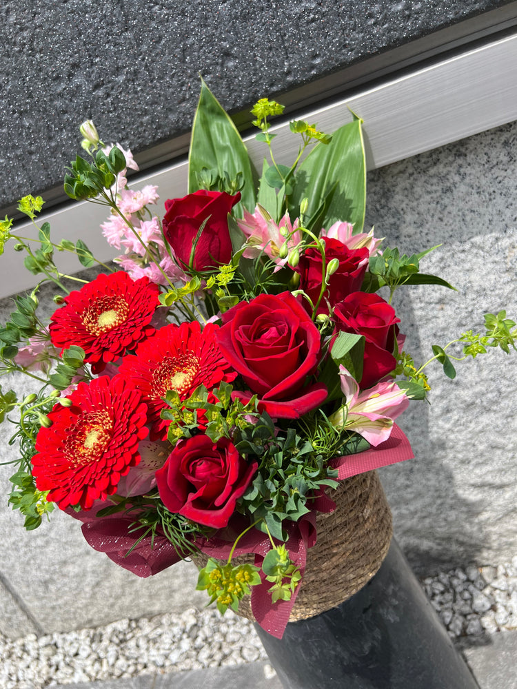 ガーベラと薔薇のカゴアレンジメント