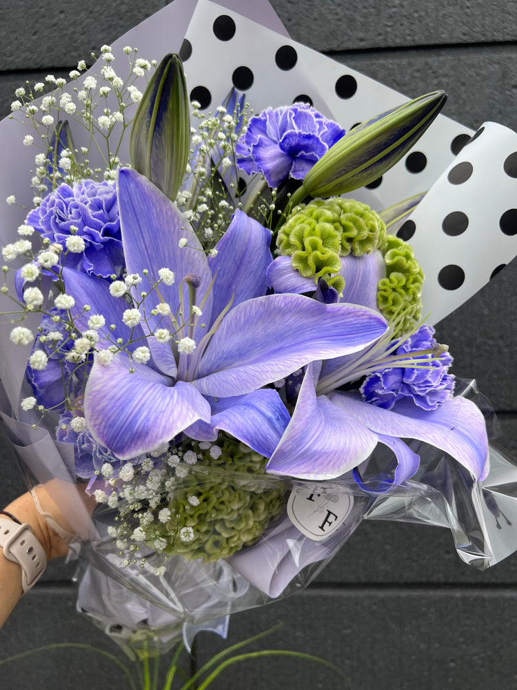 パープル系のお任せユリ花束