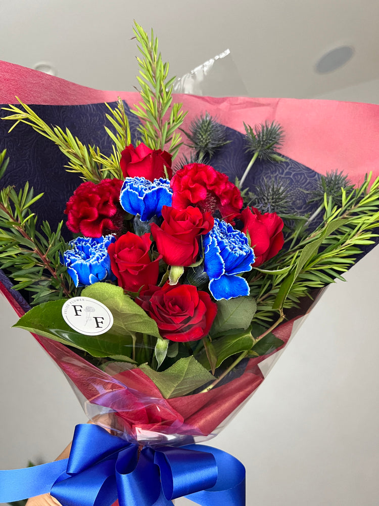 アメリカンカラーの青カーネ花束