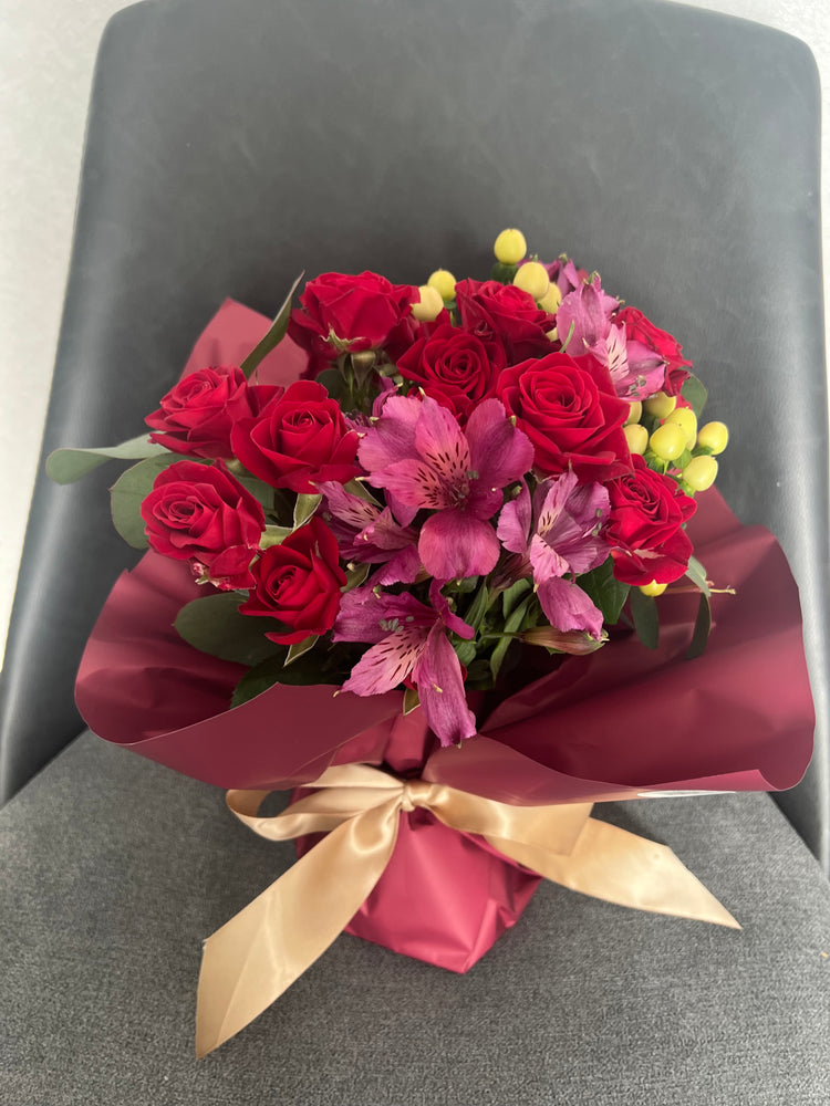 【Mサイズ】ミニ赤バラスタンディングブーケ