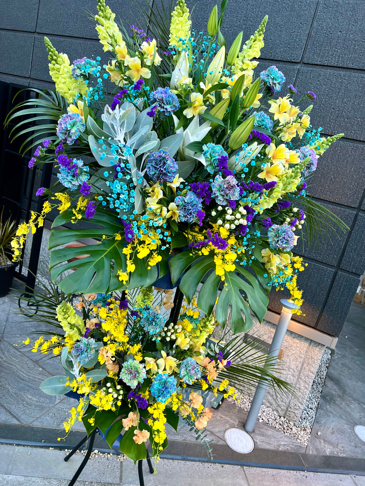 フローリストお任せブルー&イエローの二段スタンド花