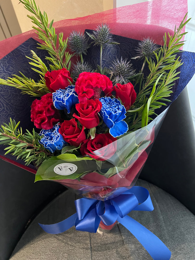 アメリカンカラーの青カーネ花束