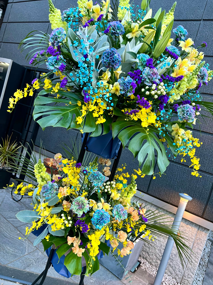 フローリストお任せブルー&イエローの二段スタンド花