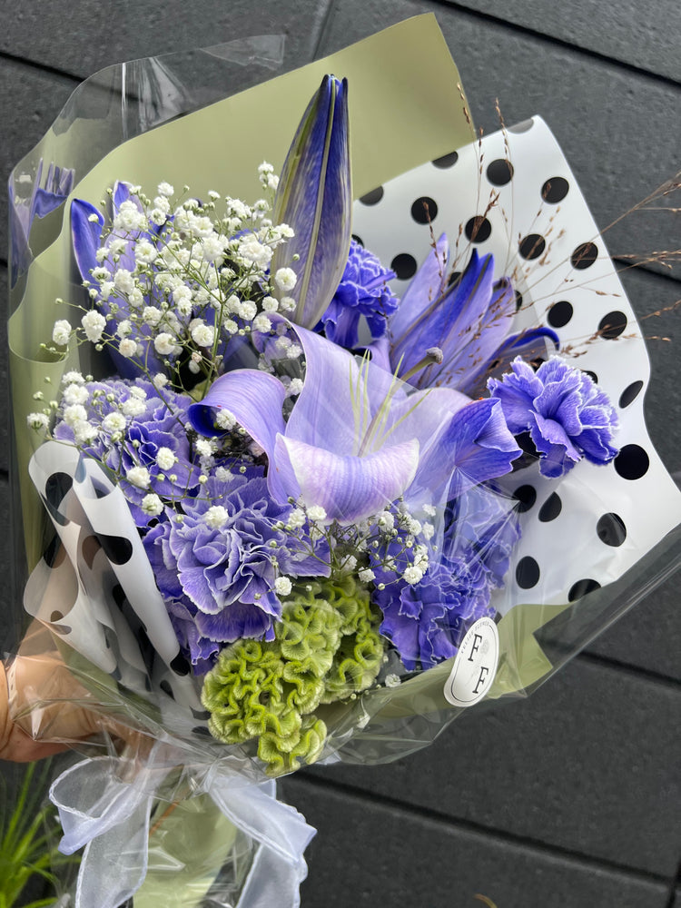 パープル系のお任せユリ花束