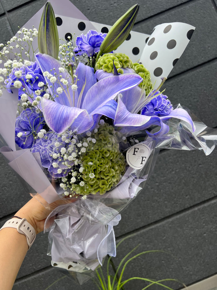 パープル系のお任せユリ花束