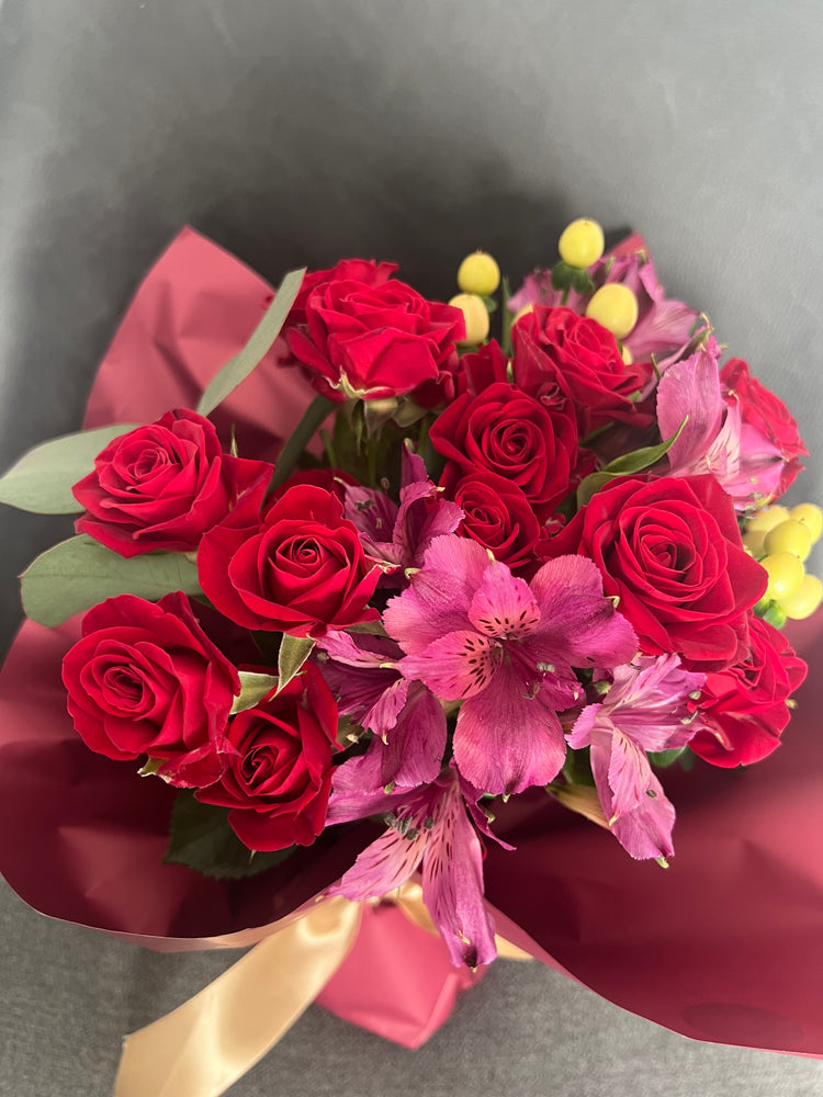 【Mサイズ】ミニ赤バラスタンディングブーケ