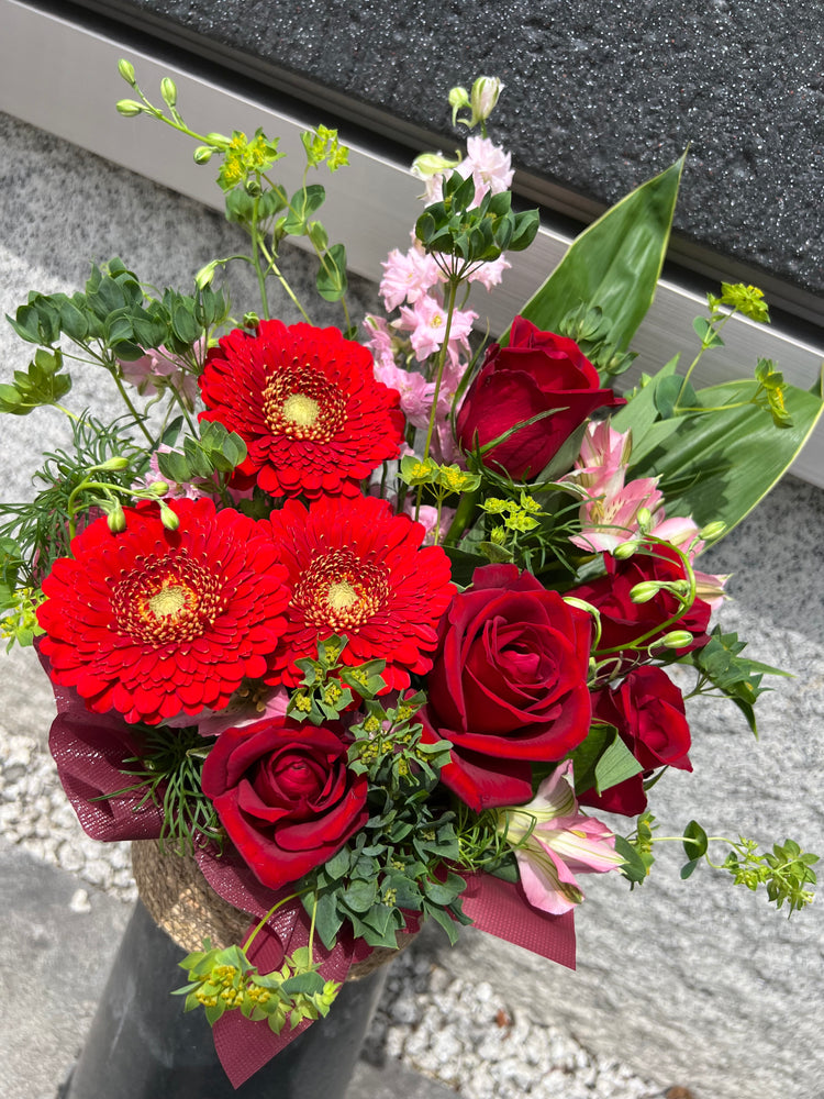 ガーベラと薔薇のカゴアレンジメント