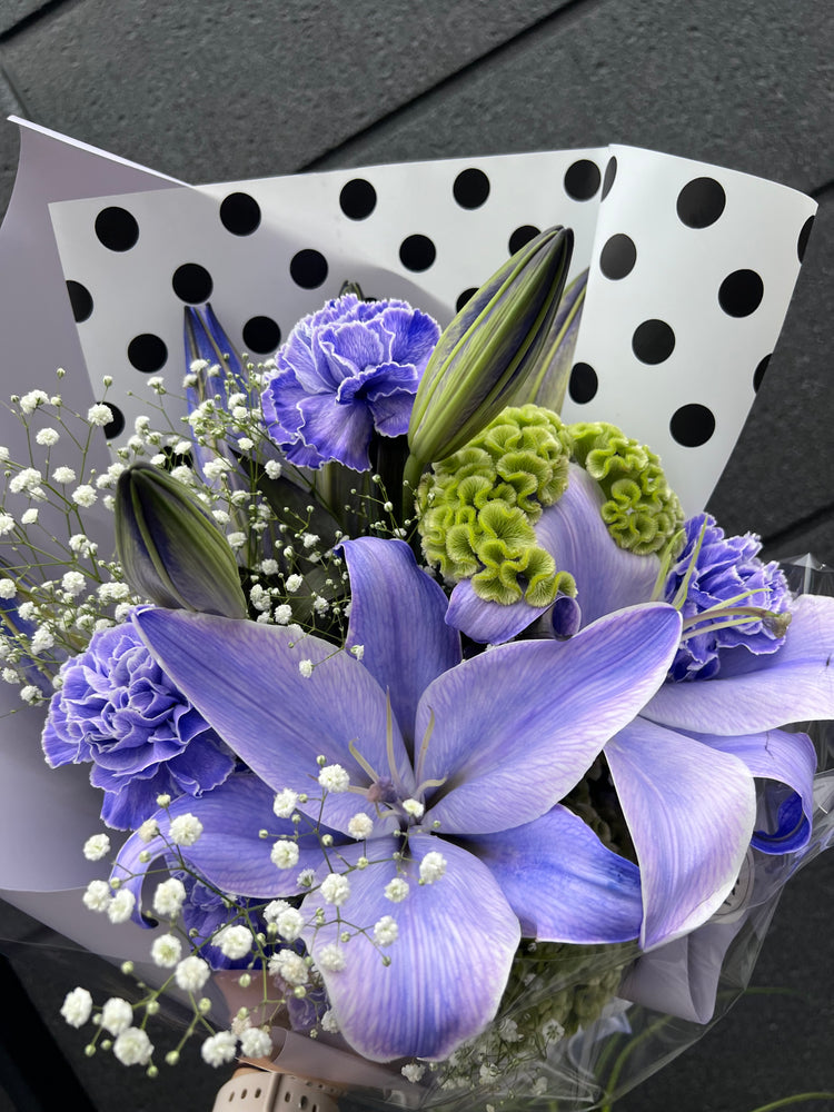 パープル系のお任せユリ花束