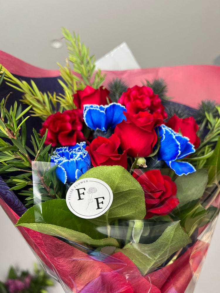 アメリカンカラーの青カーネ花束