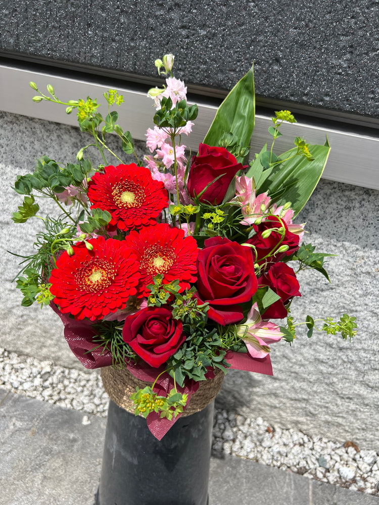 ガーベラと薔薇のカゴアレンジメント