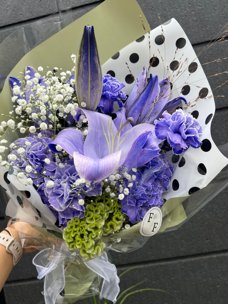 パープル系のお任せユリ花束