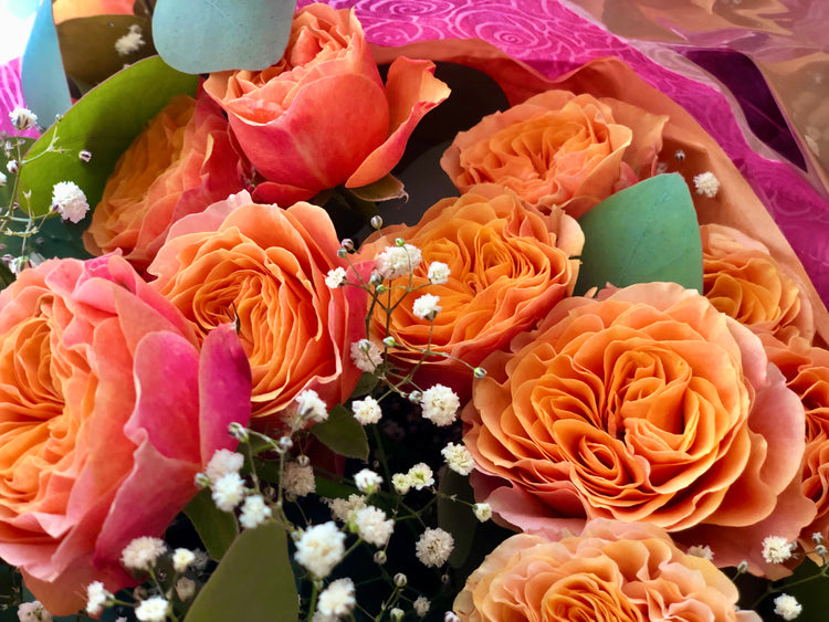 オレンジローズとカスミソウのシンプル花束