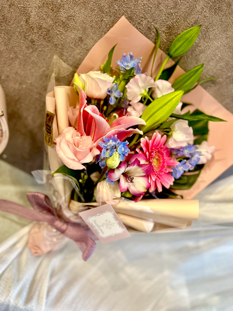 ピンク系おまかせ花束(ピンクユリ入り)