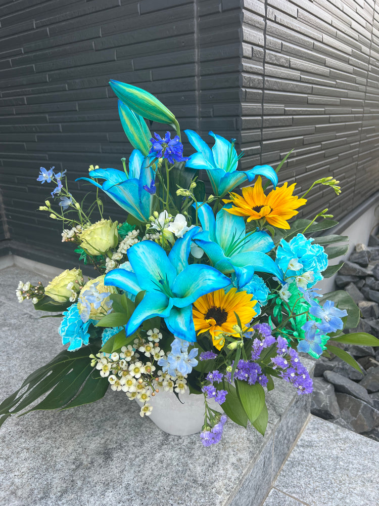 【M サイズ】青百合のお任せアレンジメント