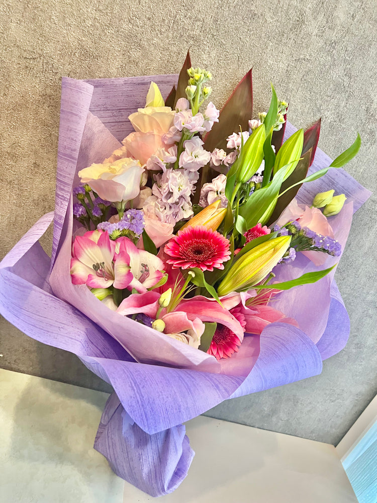 ボリューム満点ピンクの花束