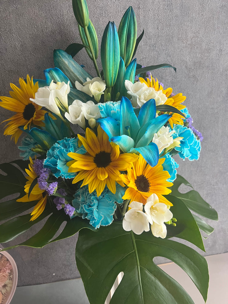 ゴージャスな60cm青百合の花束