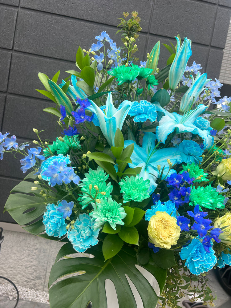 スカイブルーのおまかせユリスタンド花
