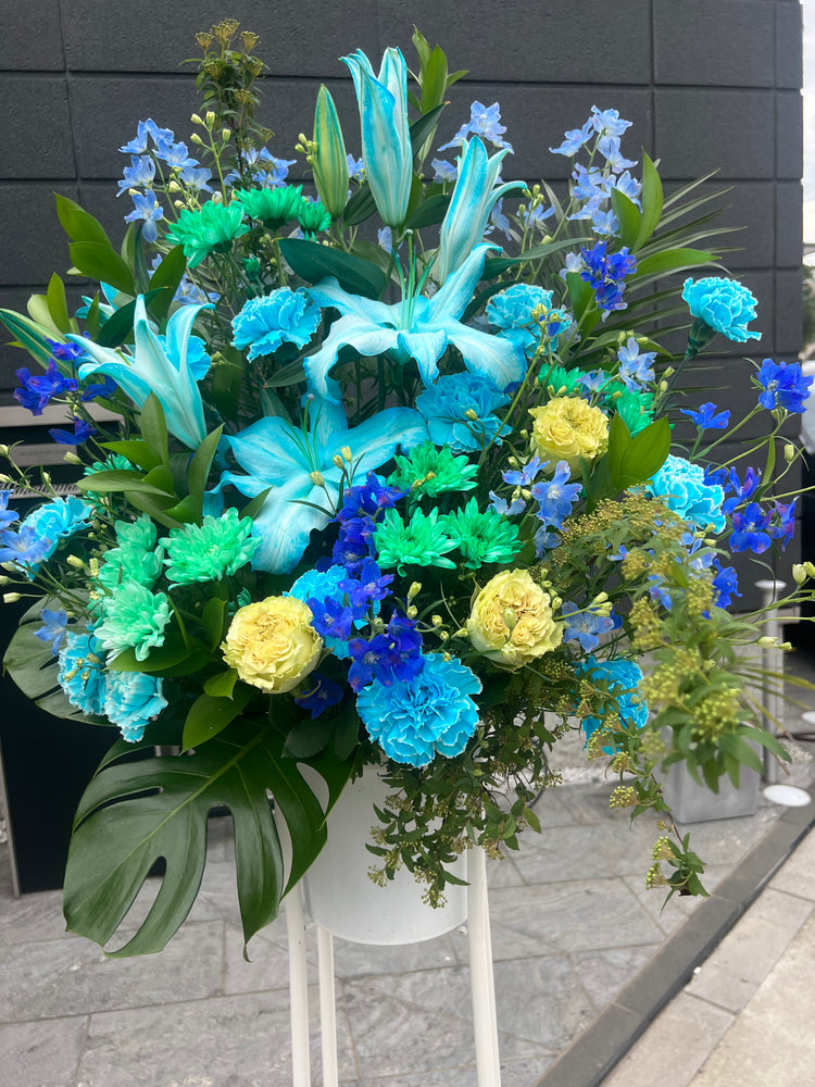 スカイブルーのおまかせユリスタンド花