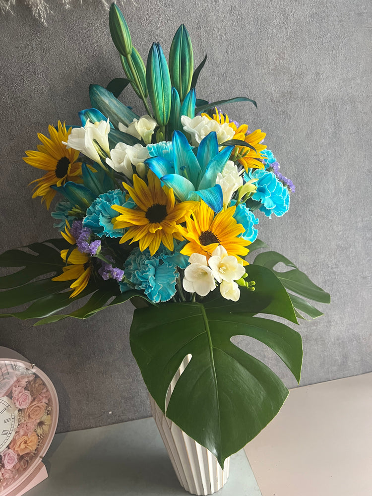 ゴージャスな60cm青百合の花束