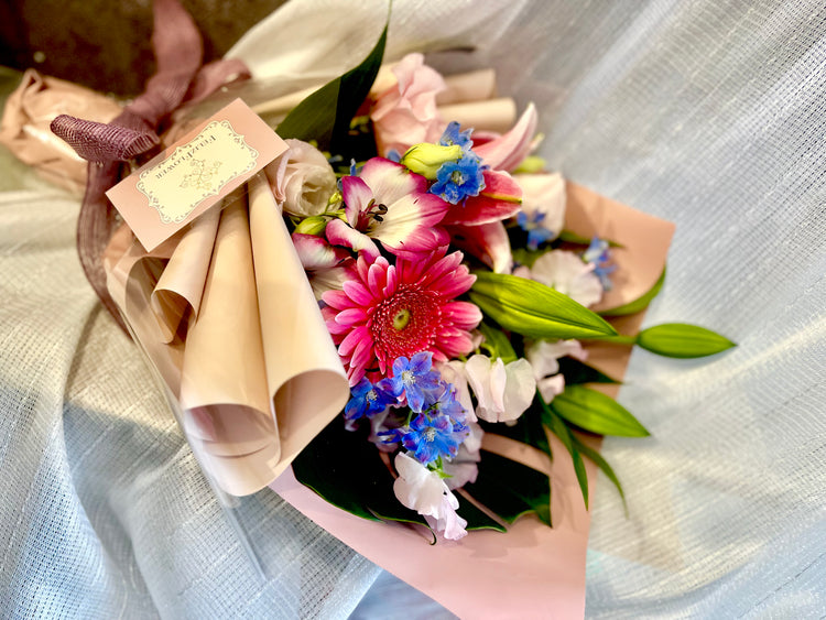 ピンク系おまかせ花束(ピンクユリ入り)