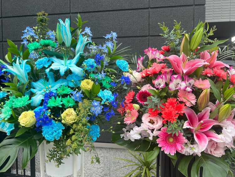 スカイブルーのおまかせユリスタンド花
