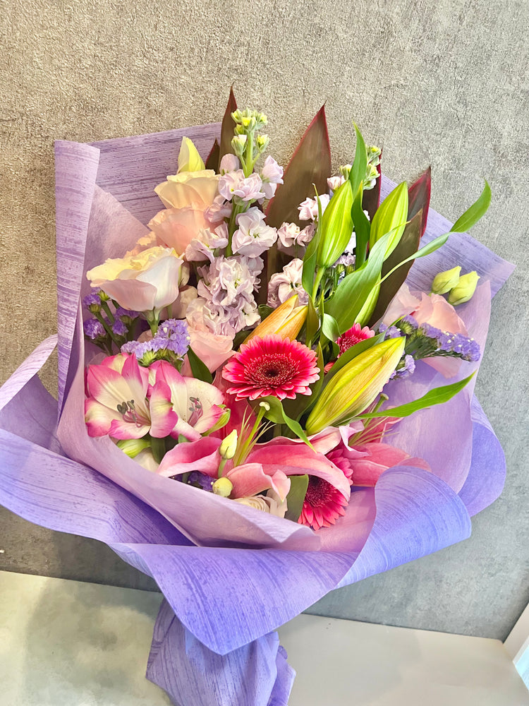 ボリューム満点ピンクの花束