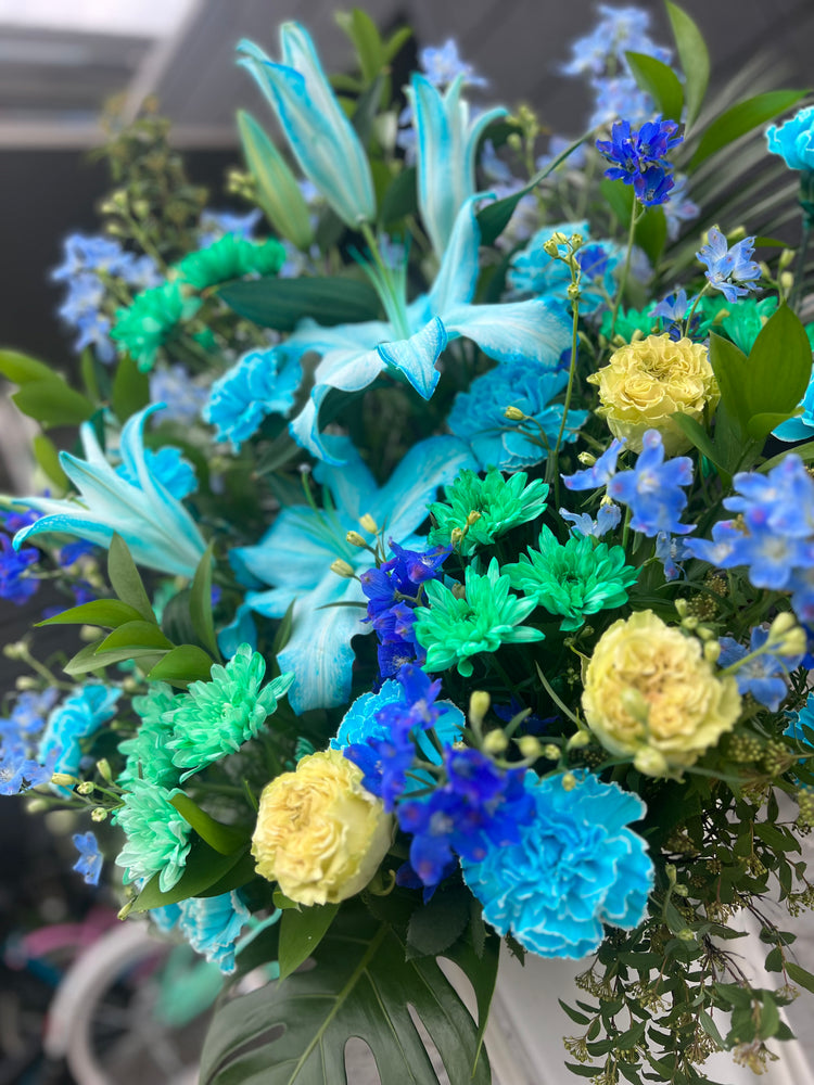 スカイブルーのおまかせユリスタンド花