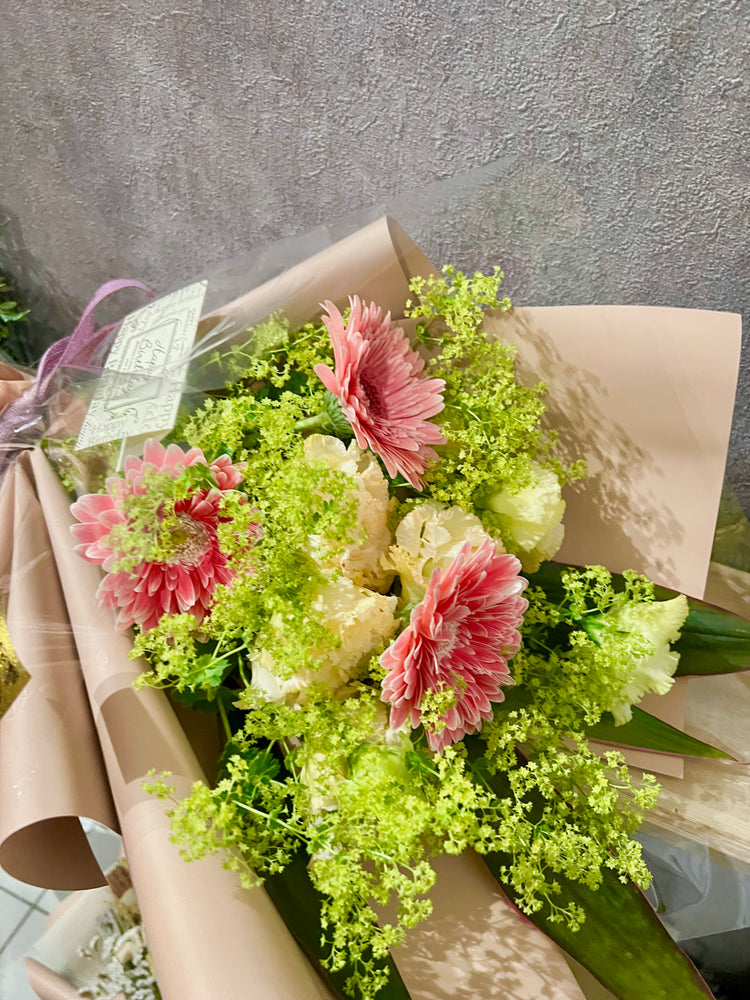 ピンクガーベラ入り花束