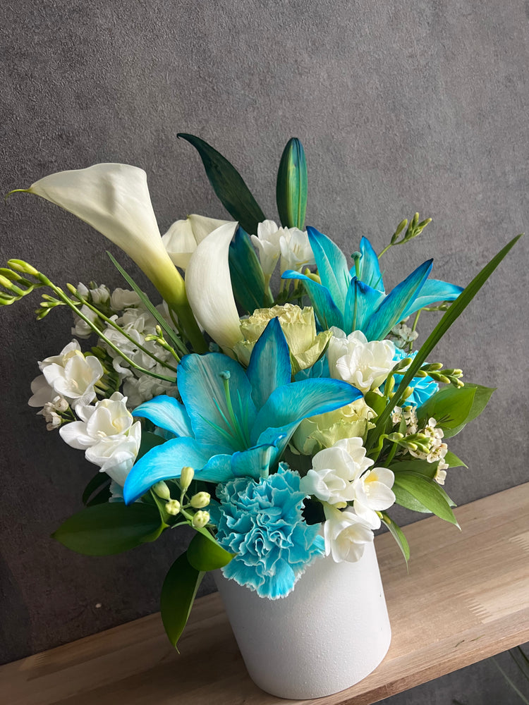 【MS サイズ】セリアンブルーのフラワーアレンジメント
