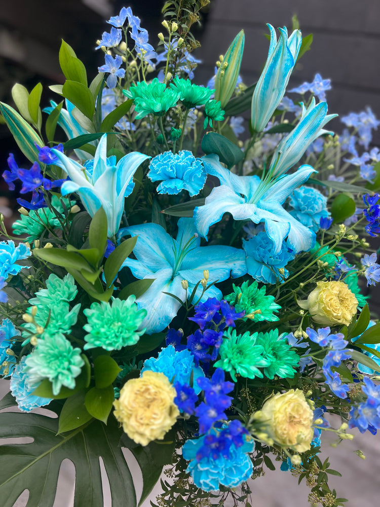 スカイブルーのおまかせユリスタンド花