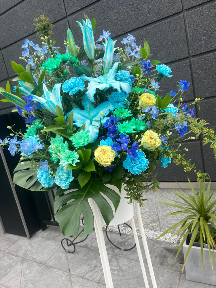 スカイブルーのおまかせユリスタンド花