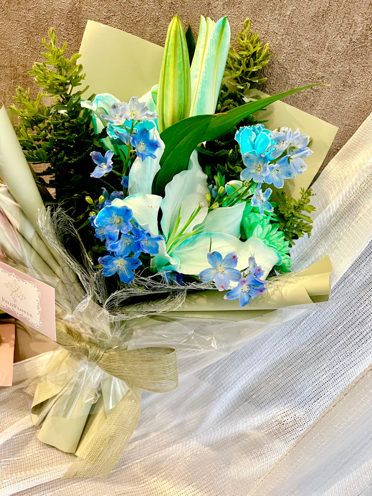 パステルブルーのお任せユリ花束