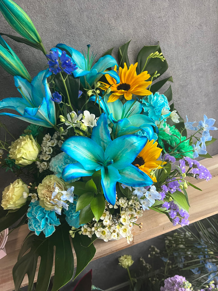 【M サイズ】青百合のお任せアレンジメント