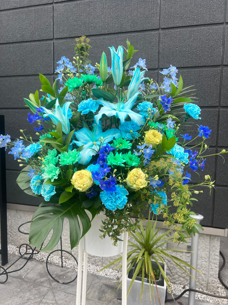 スカイブルーのおまかせユリスタンド花