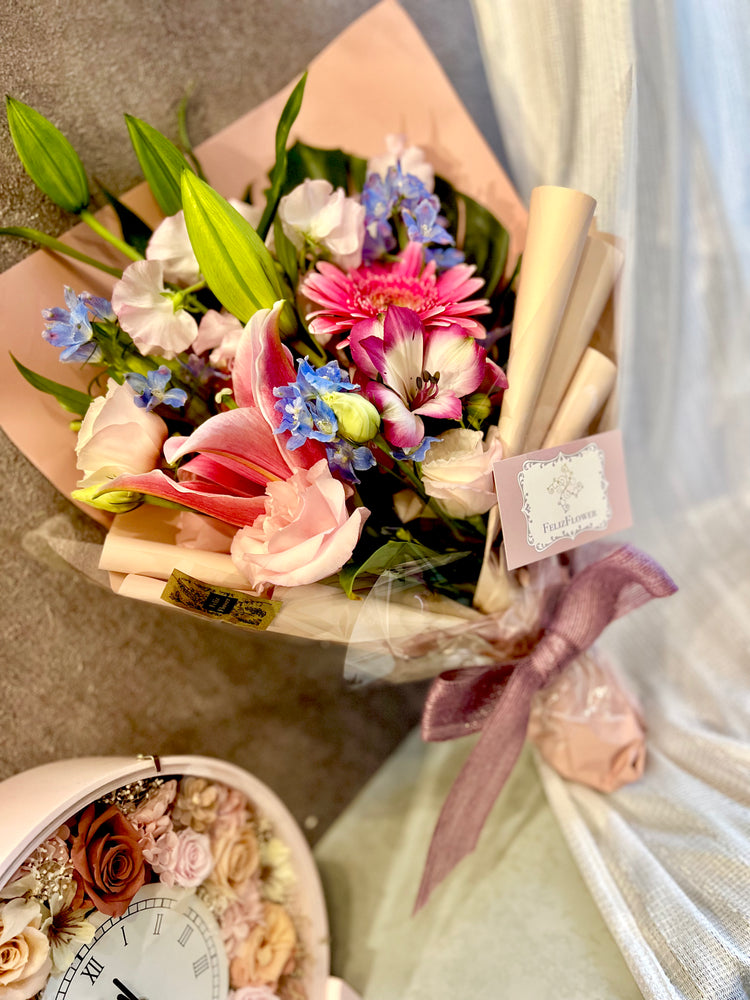 ピンク系おまかせ花束(ピンクユリ入り)