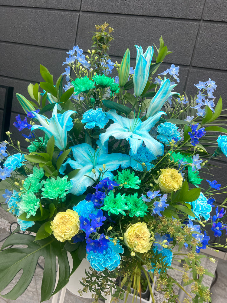 スカイブルーのおまかせユリスタンド花
