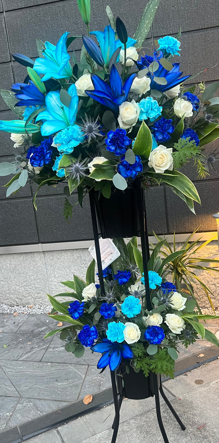 ブルーカーネーション&青いユリのお任せスタンド花