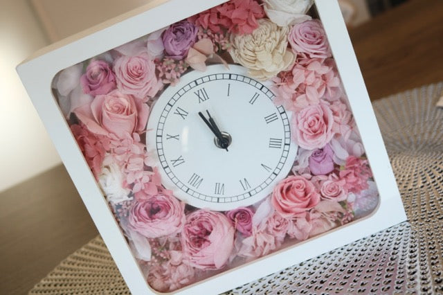 お花をたくさん詰め込んだ置き時計【rosa】