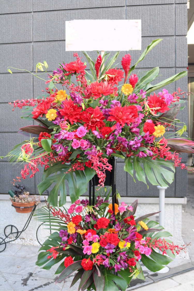 フローリストお任せ二段のレッドスタンド花