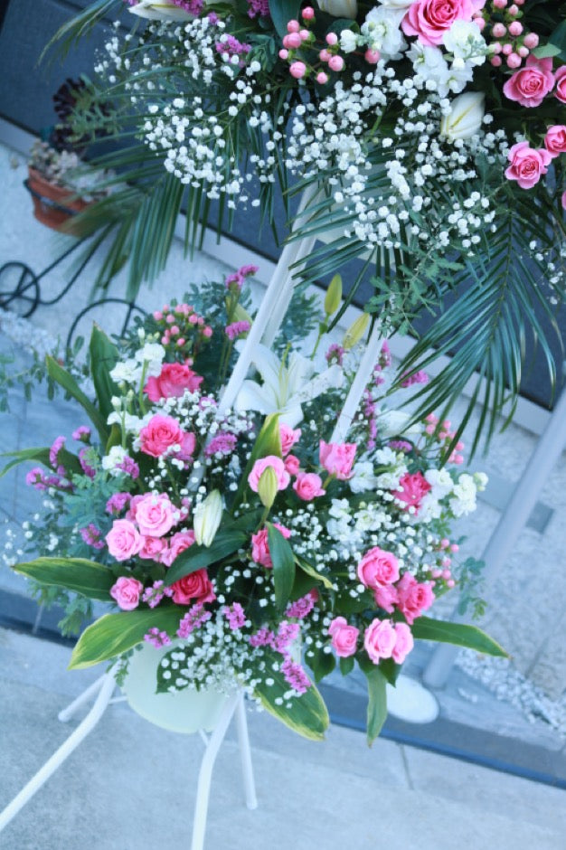 フローリストお任せ白&ピンクの二段スタンド花