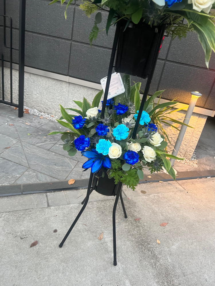 ブルーカーネーション&青いユリのお任せスタンド花