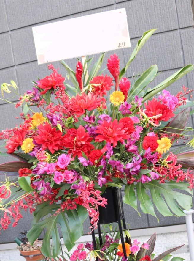フローリストお任せ二段のレッドスタンド花