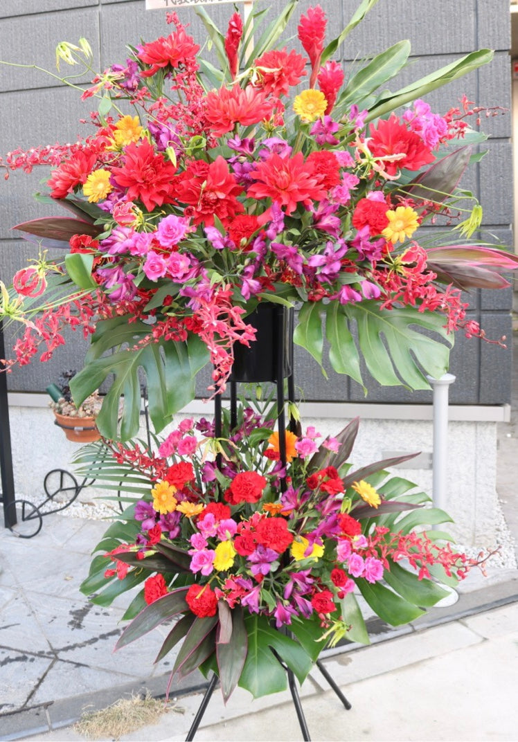 フローリストお任せ二段のレッドスタンド花