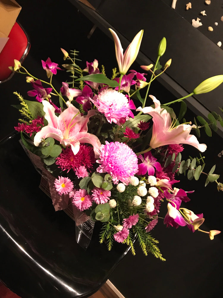 【Mサイズ】ピンクのユリとデンファレのフラワーアレンジメント