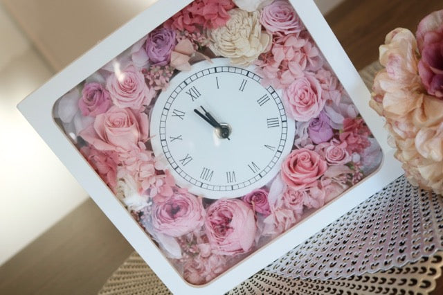 お花をたくさん詰め込んだ置き時計【rosa】