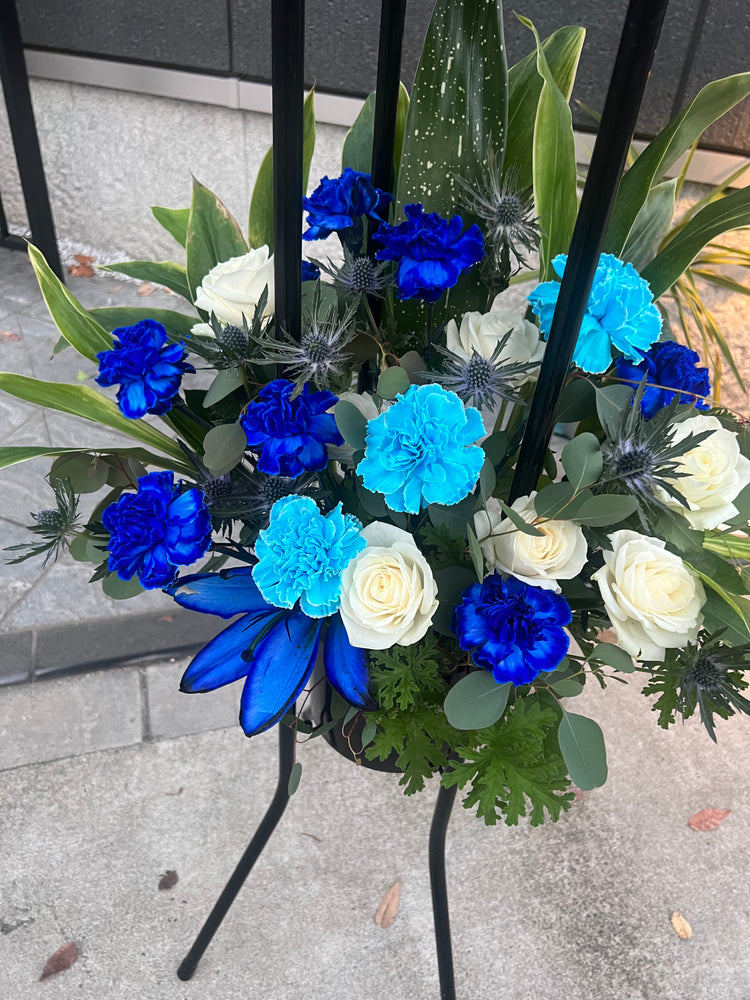 ブルーカーネーション&青いユリのお任せスタンド花