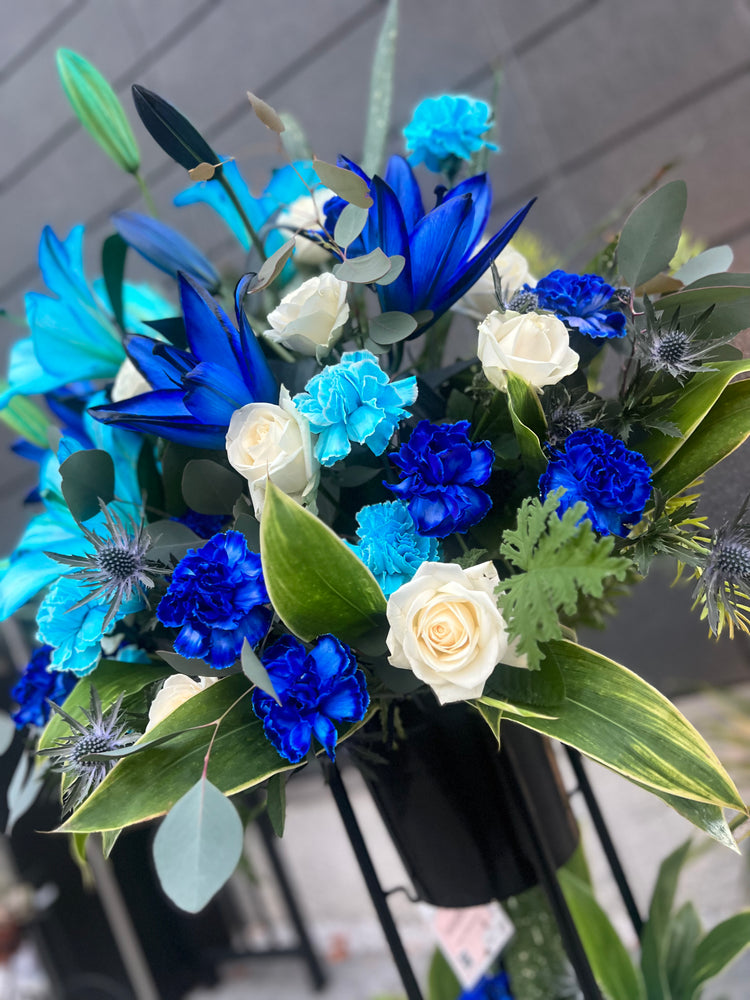 ブルーカーネーション&青いユリのお任せスタンド花