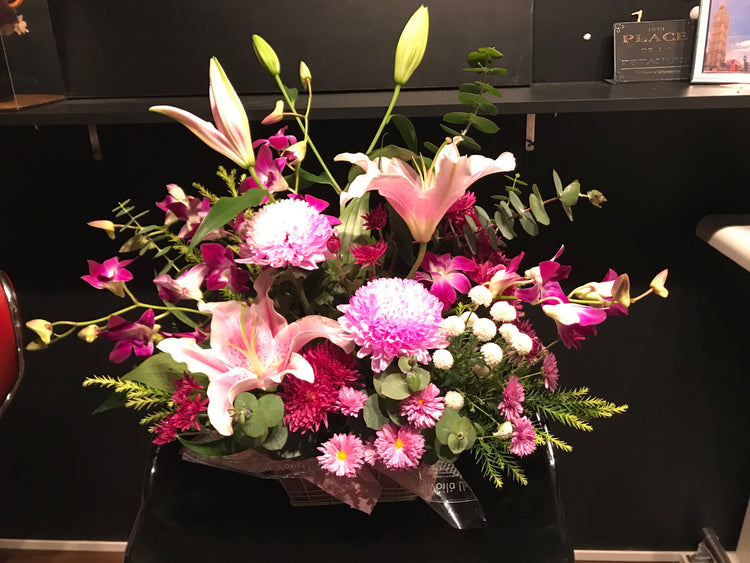 【Mサイズ】ピンクのユリとデンファレのフラワーアレンジメント