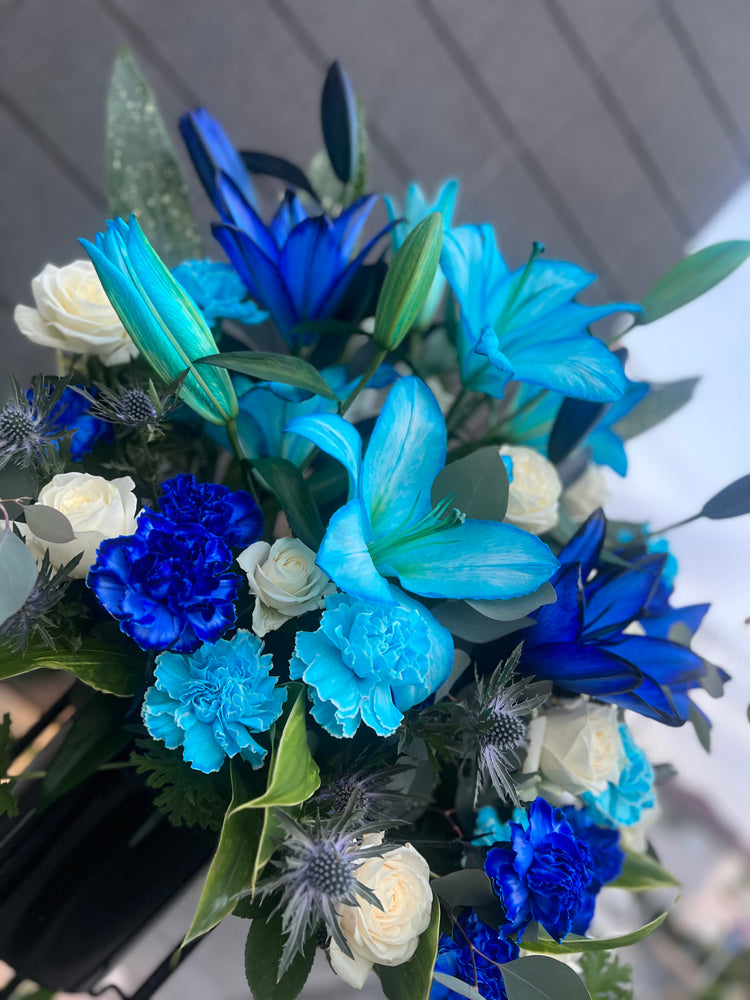 ブルーカーネーション&青いユリのお任せスタンド花