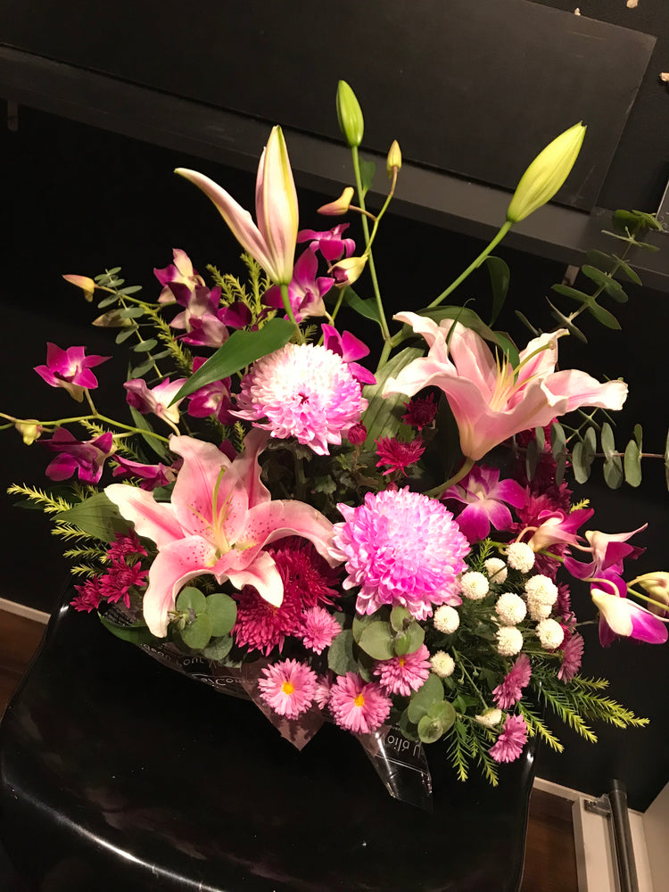 【Mサイズ】ピンクのユリとデンファレのフラワーアレンジメント